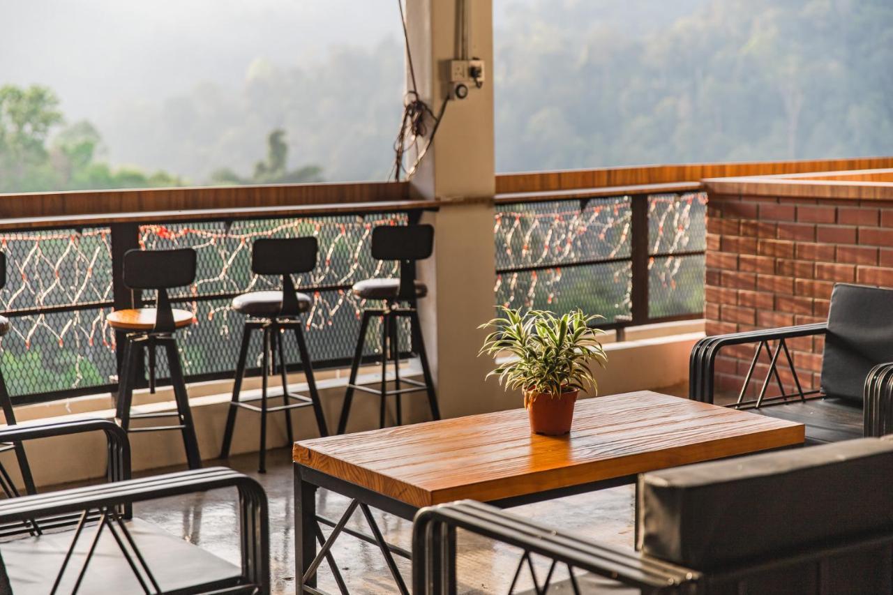 Ellin Forest Karaoke & Pool Resort Bukit Tinggi Bentong Extérieur photo