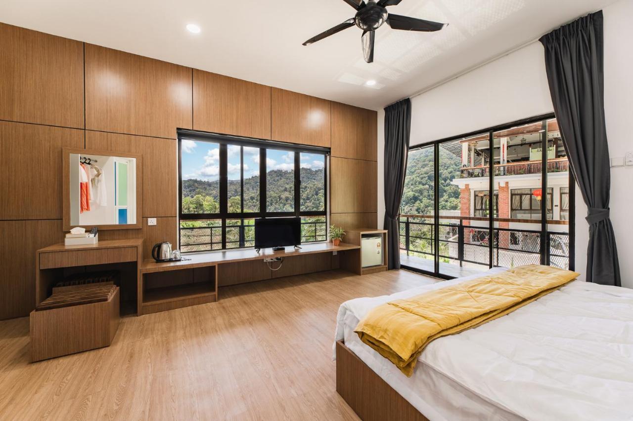 Ellin Forest Karaoke & Pool Resort Bukit Tinggi Bentong Extérieur photo